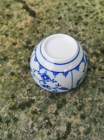 Bol à thé en porcelaine de Tournai (immortel de Saxe). – Image 2