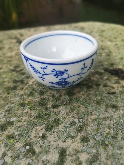 Bol à thé en porcelaine de Tournai (immortel de Saxe).