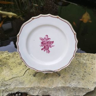 Assiette en porcelaine de Tournai polychrome chantourné et rehaussé à l’or.