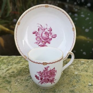 Tasse et sous-tasse en porcelaine de Tournai polychrome camaïeu rose rehaussé à l’or .