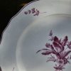 Assiette en porcelaine de Tournai polychrome à décor d'un bouquet central en camaïeu pourpre. – Image 7