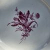 Assiette en porcelaine de Tournai polychrome à décor d'un bouquet central en camaïeu pourpre. – Image 5