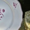 Assiette en porcelaine de Tournai polychrome à décor d'un bouquet central en camaïeu pourpre. – Image 2