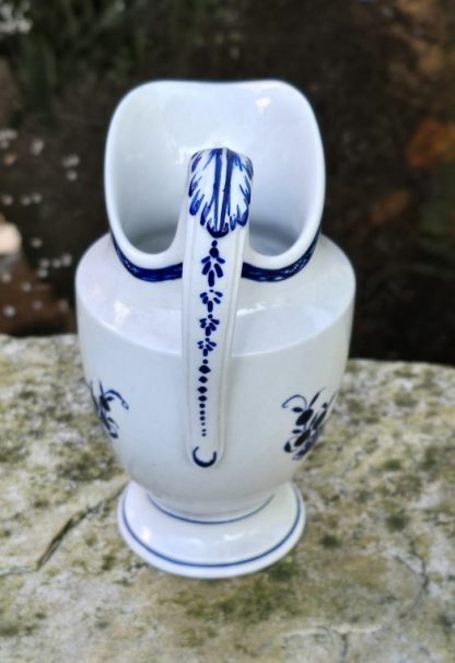 Pot à lait en porcelaine de tournai à la mouche 1 clochette. – Image 5