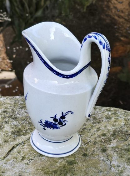 Pot à lait en porcelaine de tournai à la mouche 1 clochette. – Image 3
