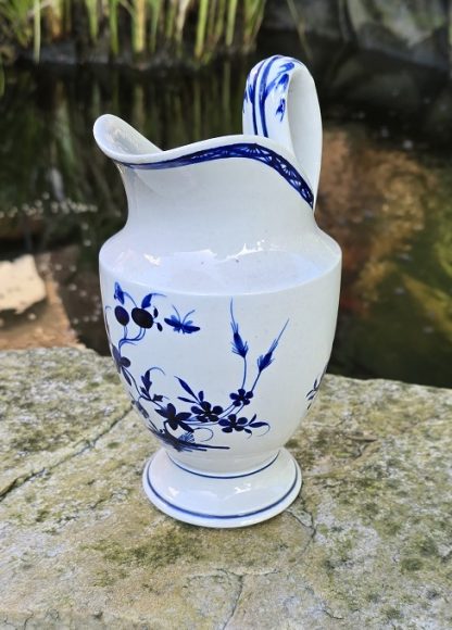 Pot à lait en porcelaine de tournai à la mouche 1 clochette.