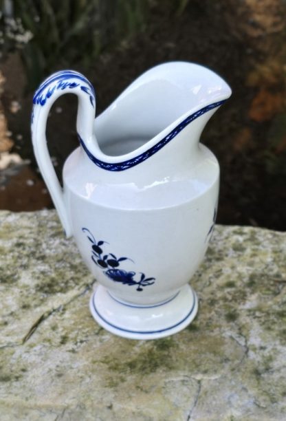 Pot à lait en porcelaine de tournai à la mouche 1 clochette. – Image 2