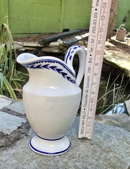 Pot à lait miniature en porcelaine de tournai à l’épi. – Image 2