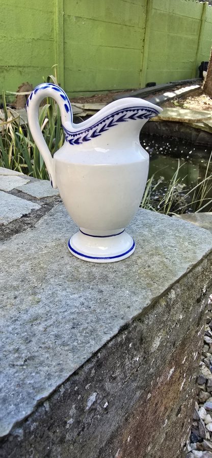 Pot à lait miniature en porcelaine de tournai à l’épi. – Image 3
