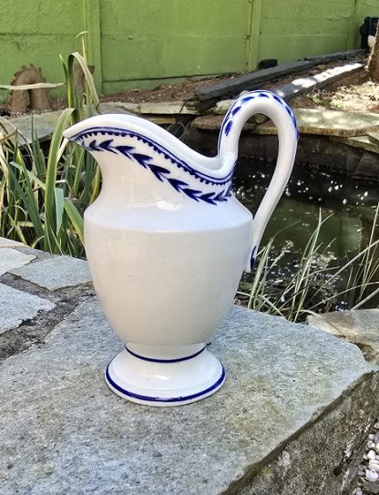 Pot à lait miniature en porcelaine de tournai à l’épi.