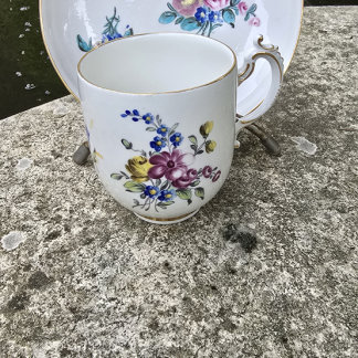 Tasse et sous tasse polychrome aux fleurs en porcelaine de Tournai.