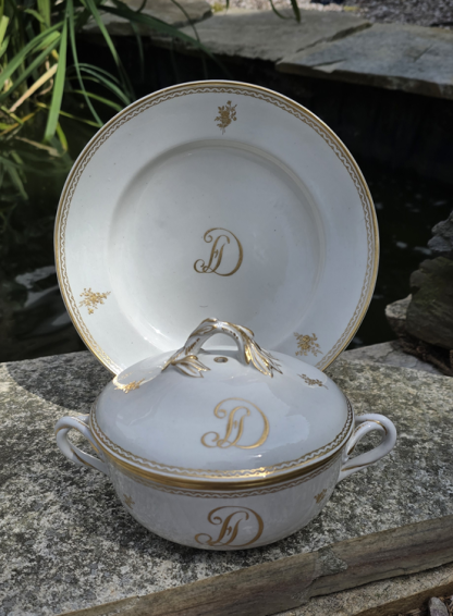 Ecuelle à bouillon et son présentoir en porcelaine de Tournai décor au monogramme à l'or fin. – Image 9
