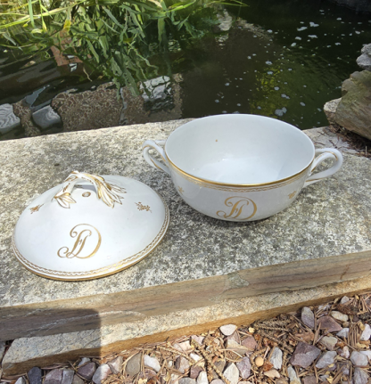 Ecuelle à bouillon et son présentoir en porcelaine de Tournai décor au monogramme à l'or fin. – Image 12