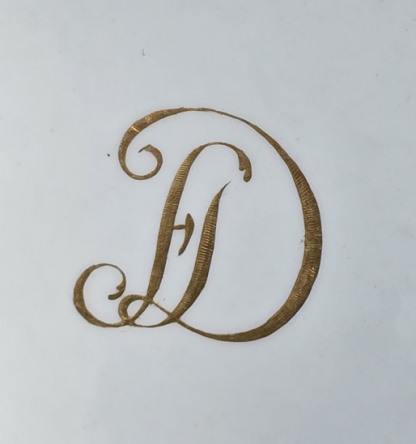 Ecuelle à bouillon et son présentoir en porcelaine de Tournai décor au monogramme à l'or fin. – Image 13