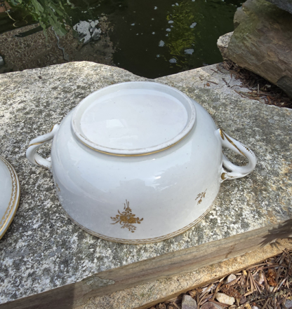 Ecuelle à bouillon et son présentoir en porcelaine de Tournai décor au monogramme à l'or fin. – Image 14