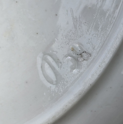 Ecuelle à bouillon et son présentoir en porcelaine de Tournai décor au monogramme à l'or fin. – Image 2