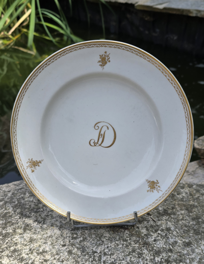 Ecuelle à bouillon et son présentoir en porcelaine de Tournai décor au monogramme à l'or fin. – Image 8