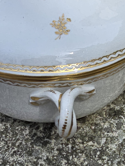 Ecuelle à bouillon et son présentoir en porcelaine de Tournai décor au monogramme à l'or fin. – Image 7