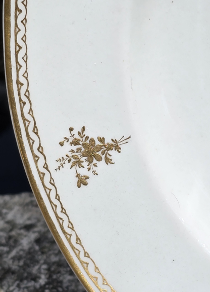 Ecuelle à bouillon et son présentoir en porcelaine de Tournai décor au monogramme à l'or fin. – Image 6