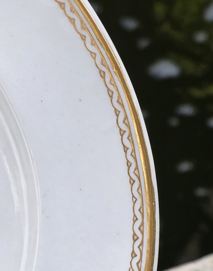 Ecuelle à bouillon et son présentoir en porcelaine de Tournai décor au monogramme à l'or fin. – Image 5