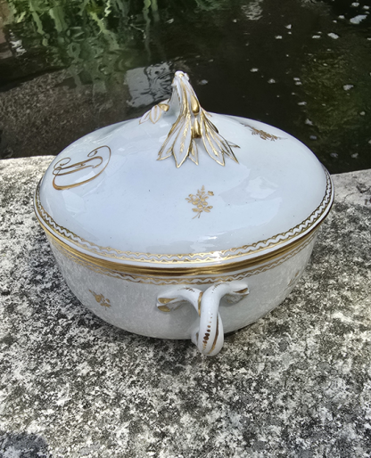 Ecuelle à bouillon et son présentoir en porcelaine de Tournai décor au monogramme à l'or fin. – Image 3