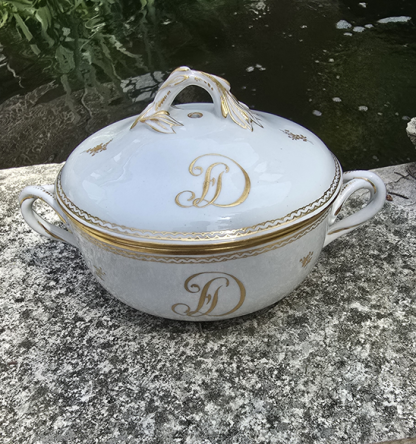 Ecuelle à bouillon et son présentoir en porcelaine de Tournai décor au monogramme à l'or fin. – Image 10