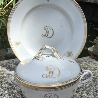 Ecuelle à bouillon et son présentoir en porcelaine de Tournai décor au monogramme à l'or fin.