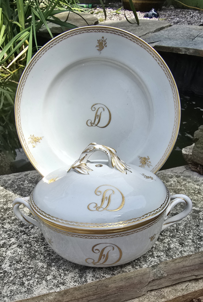Ecuelle à bouillon et son présentoir en porcelaine de Tournai décor au monogramme à l'or fin.