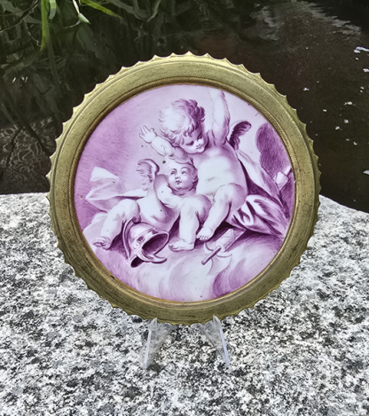 Plaque de meuble en porcelaine de Tournai en camaïeu pourpre.