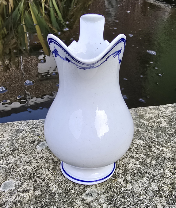 Pot à lait en forme de casque au décor Pensée couchée 19ème. – Image 7