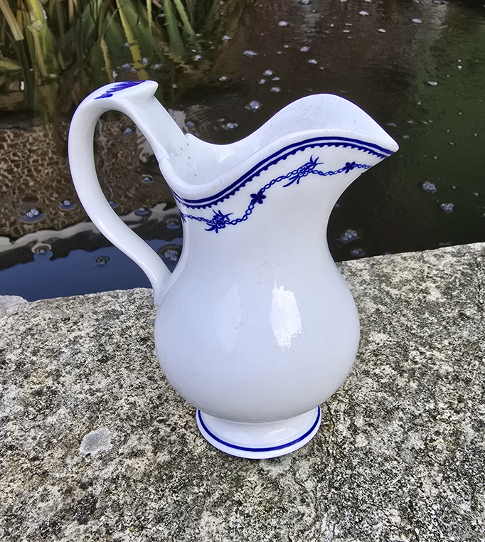 Pot à lait en forme de casque au décor Pensée couchée 19ème. – Image 6