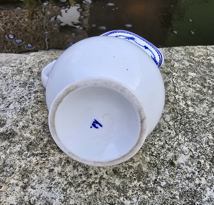 Pot à lait en forme de casque au décor Pensée couchée 19ème. – Image 4