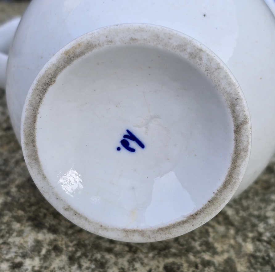Pot à lait en forme de casque au décor Pensée couchée 19ème. – Image 3