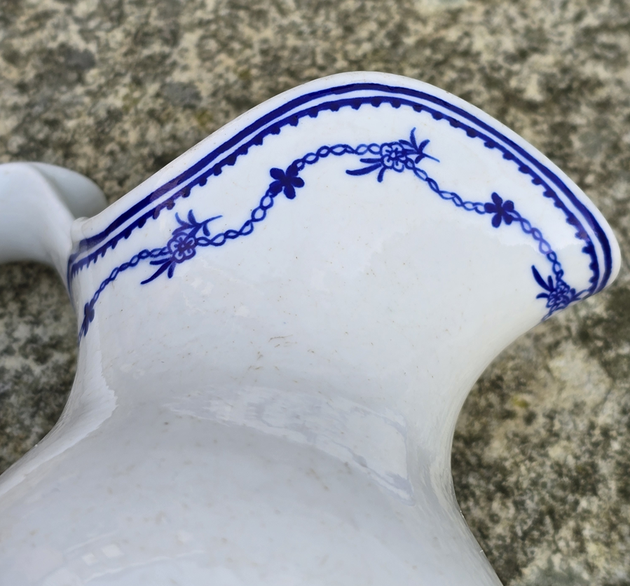 Pot à lait en forme de casque au décor Pensée couchée 19ème. – Image 2