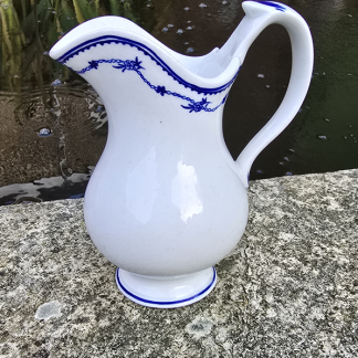 Pot à lait en forme de casque au décor Pensée couchée 19ème.