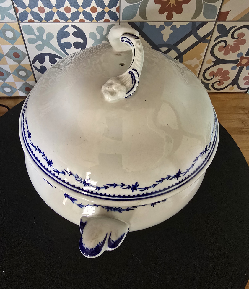 Soupière ronde en porcelaine tendre de Tournai au laurier fleuri. – Image 8