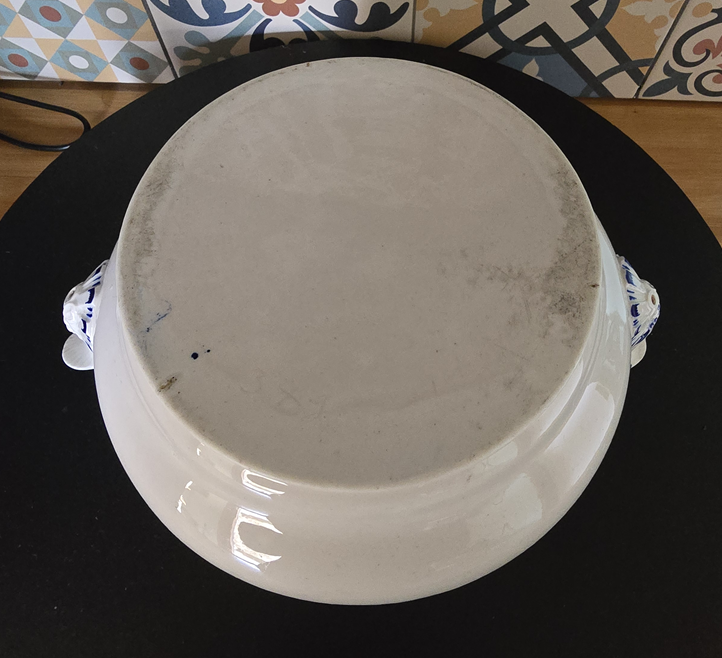 Soupière ronde en porcelaine tendre de Tournai au laurier fleuri. – Image 6