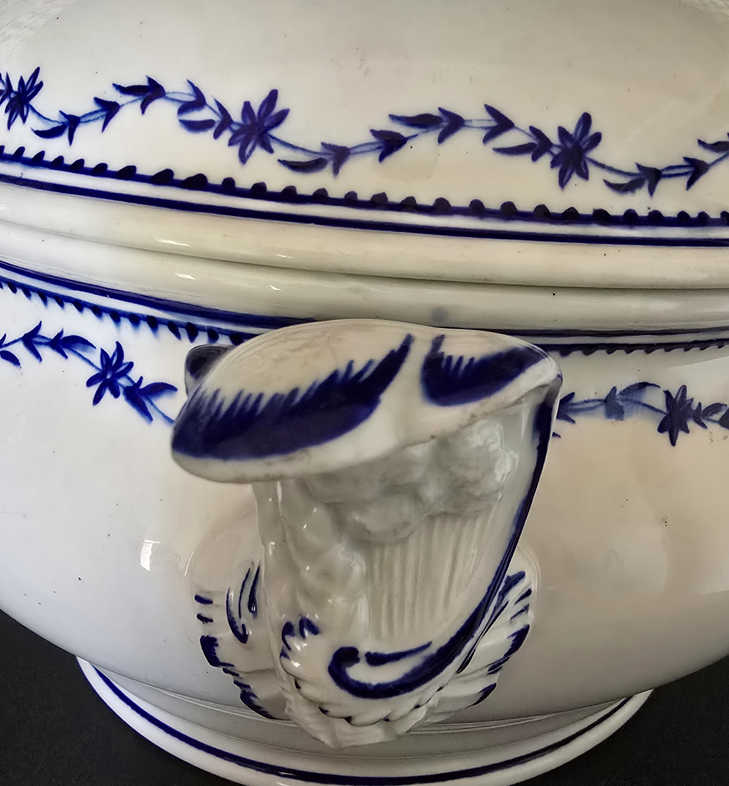 Soupière ronde en porcelaine tendre de Tournai au laurier fleuri. – Image 4