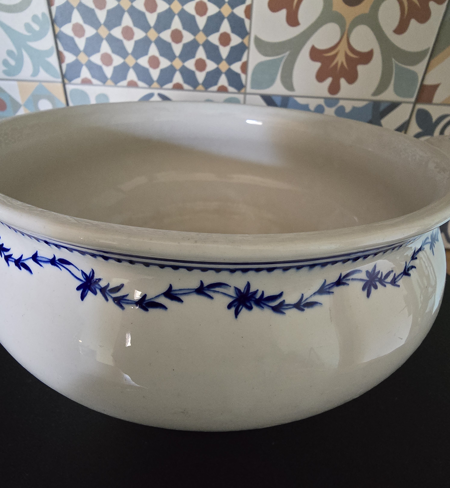 Soupière ronde en porcelaine tendre de Tournai au laurier fleuri. – Image 3