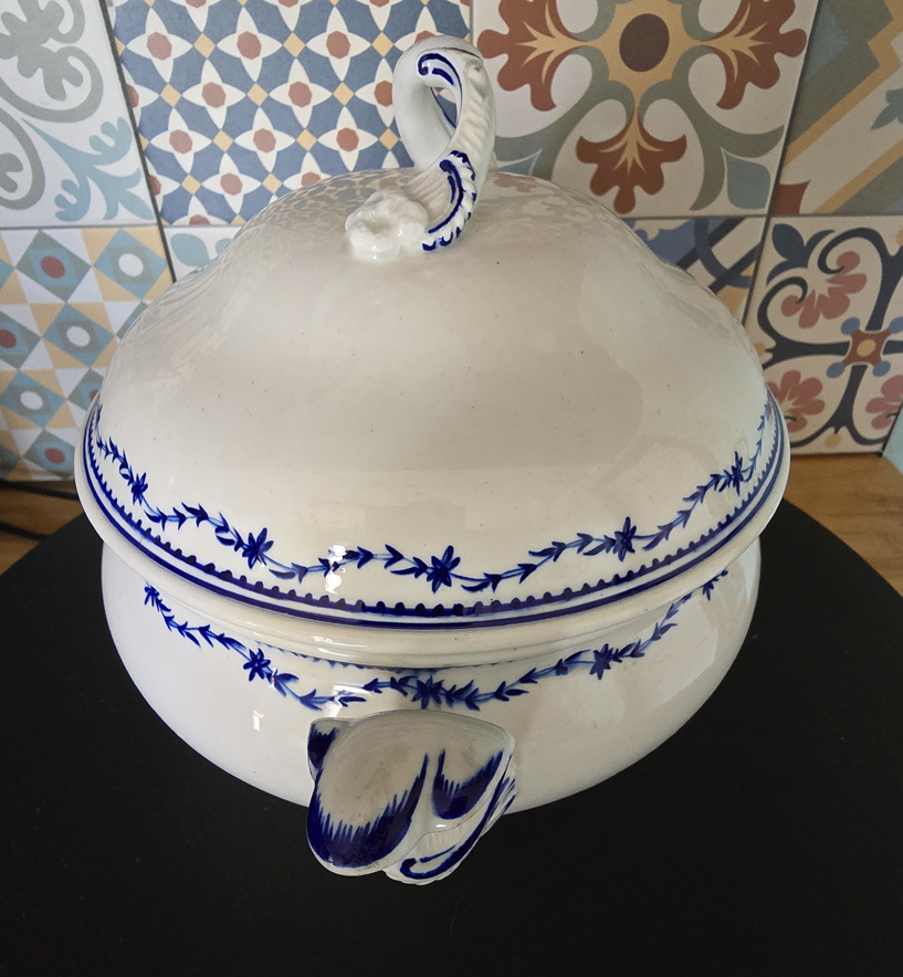 Soupière ronde en porcelaine tendre de Tournai au laurier fleuri. – Image 2