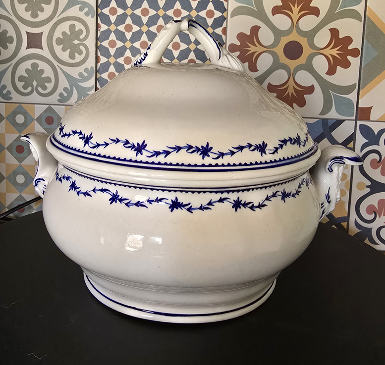Soupière ronde en porcelaine tendre de Tournai au laurier fleuri.