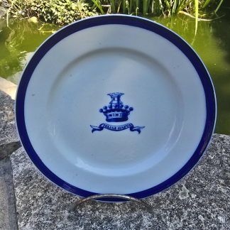 Assiette en porcelaine de Tournai décor au lacet et couronne.