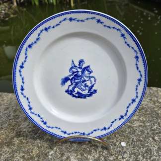 Assiette en porcelaine de Tournai décor au laurier fleuri (Saint Georges).
