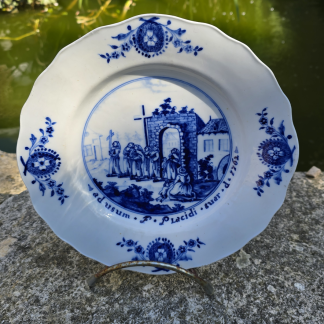 Assiette en porcelaine de Tournai décor procession (très rare).