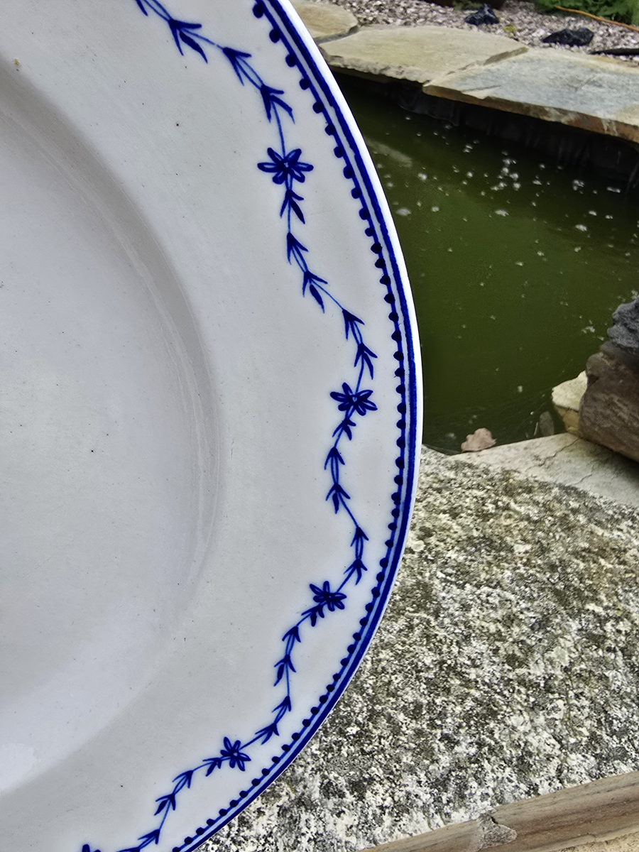 Grand plat en porcelaine de Tournai au laurier fleuri. – Image 4