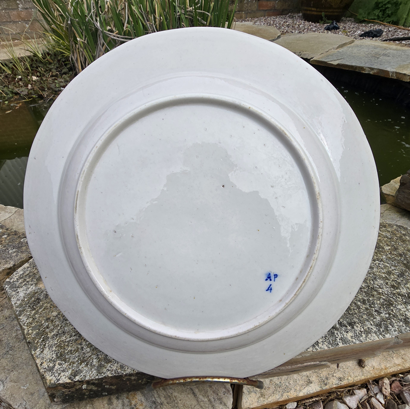 Grand plat en porcelaine de Tournai au laurier fleuri. – Image 3