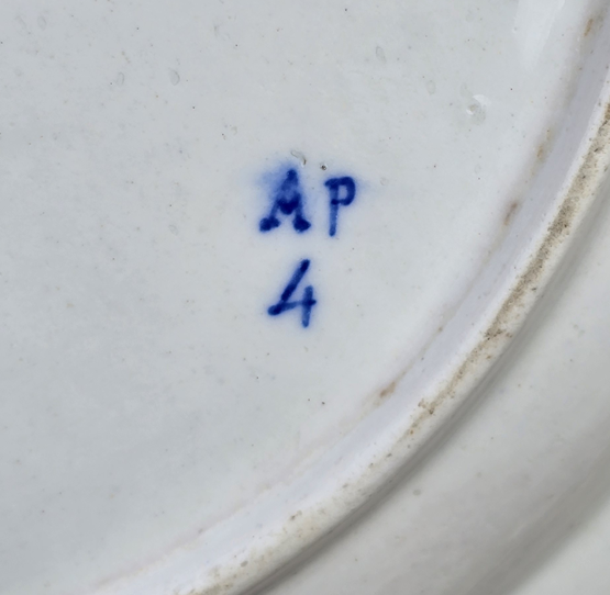 Grand plat en porcelaine de Tournai au laurier fleuri. – Image 2