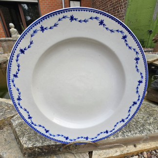Grand plat en porcelaine de Tournai au laurier fleuri.
