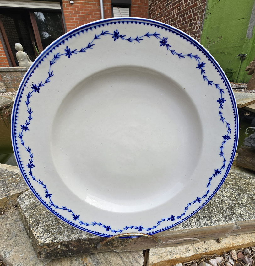 Grand plat en porcelaine de Tournai au laurier fleuri.