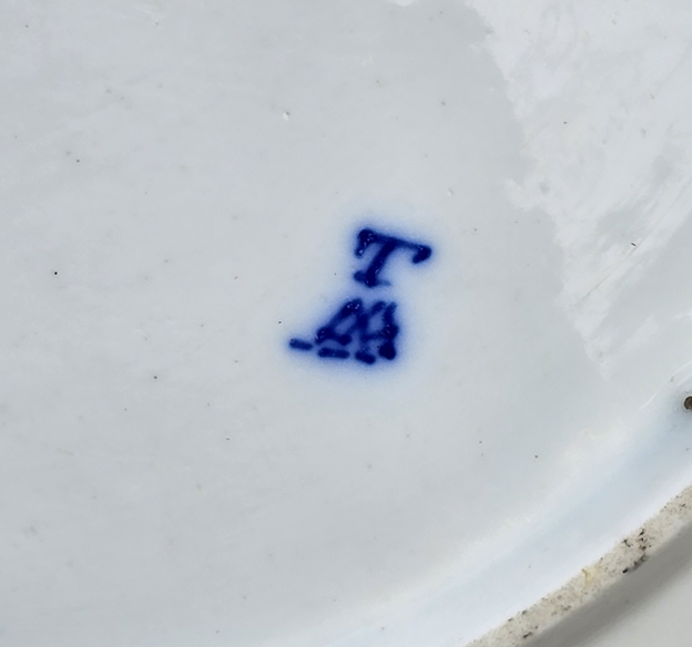 Plat en porcelaine de Tournai au laurier fleuri. – Image 4